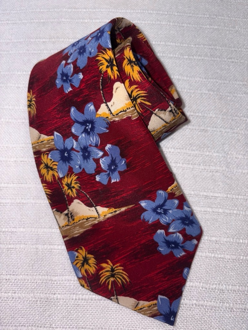 Museum Artifacts Necktie Red Hawaiian Floral Palm Trees Silk EUC